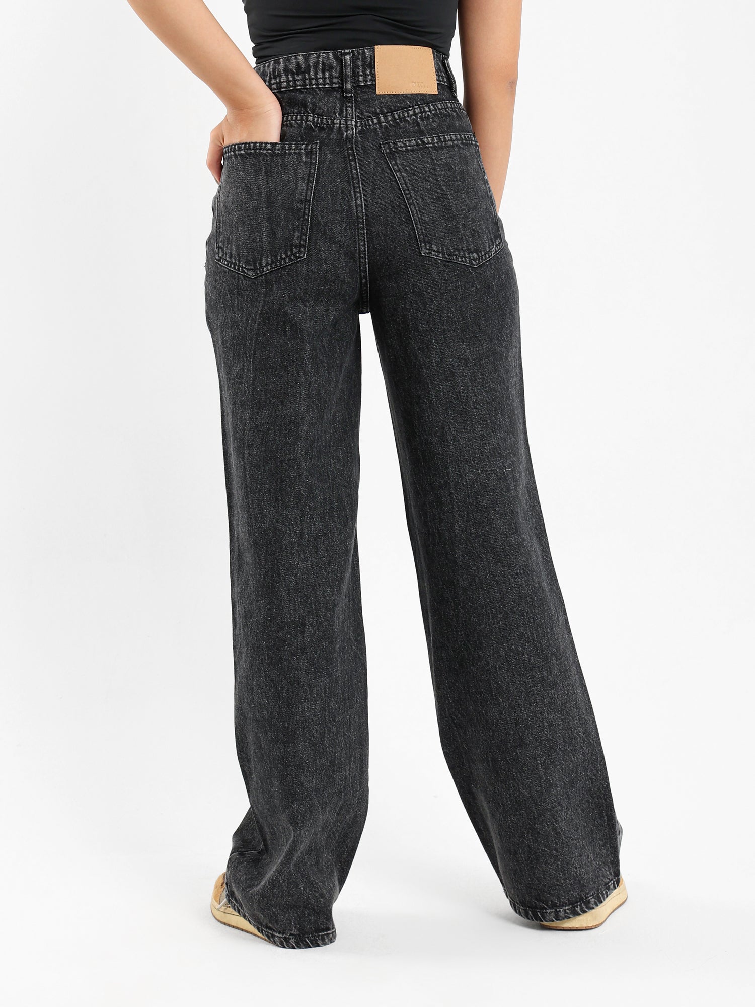 بنطال جينز بقصة أرجل واسعة