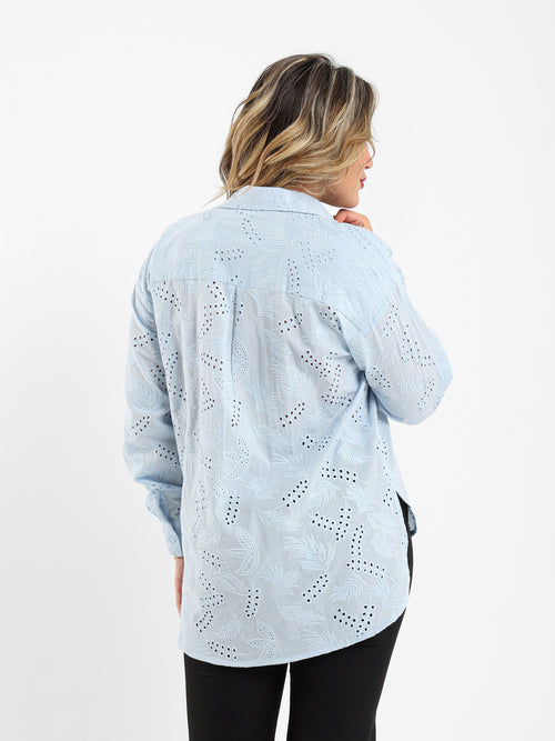 بلوزة بقصة فضفاضة وتطريز مثقوب