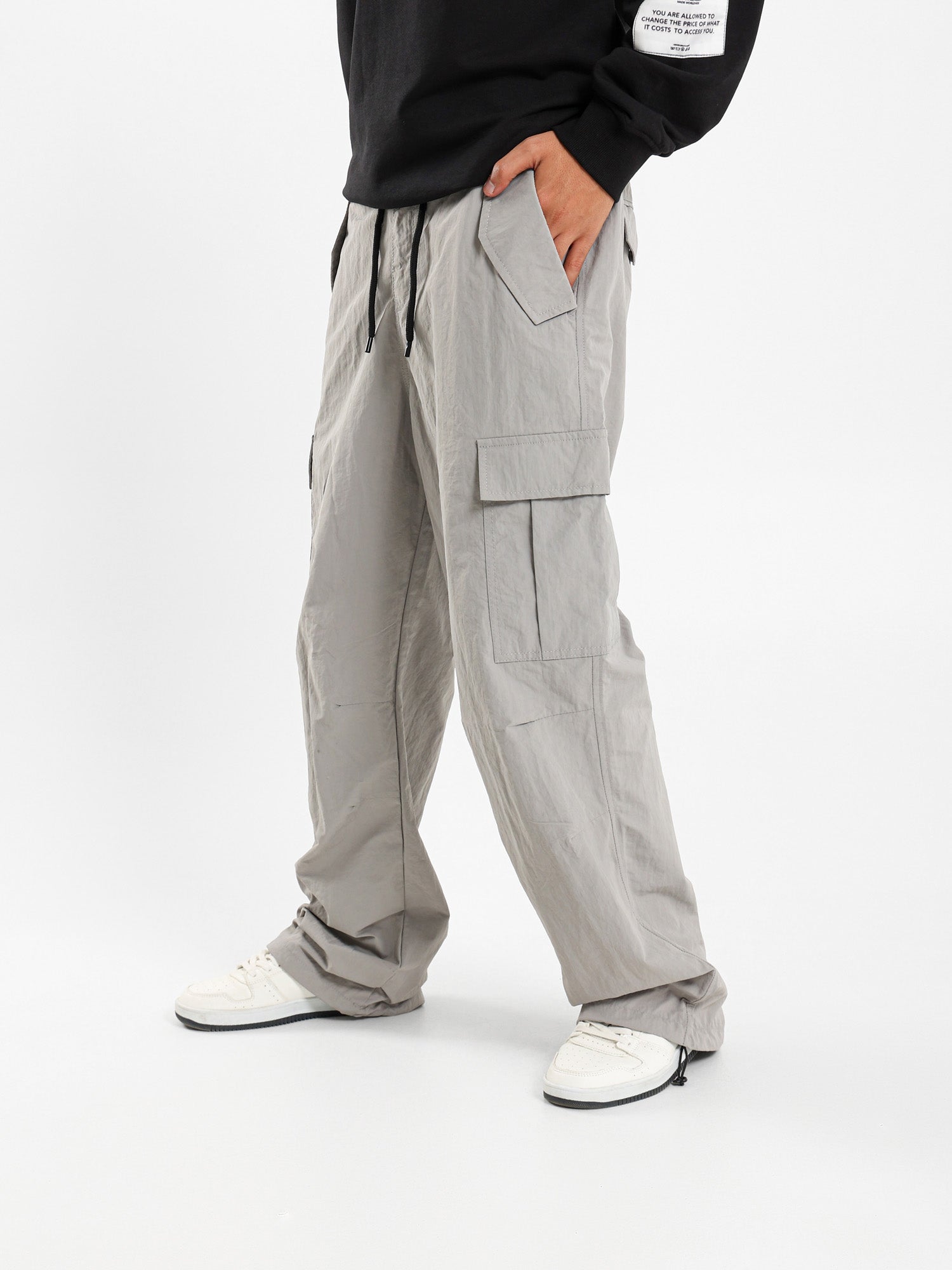 بنطلون بقصة واسعة مع جيوب ورباط مطاطي