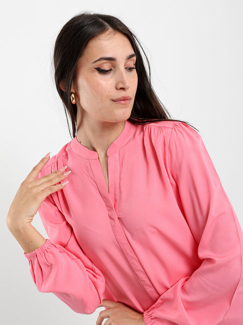 بلوزة برقبة على شكل V مريحة