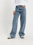 جينز بقصة أرجل مستقيمة ودرزة أمامية