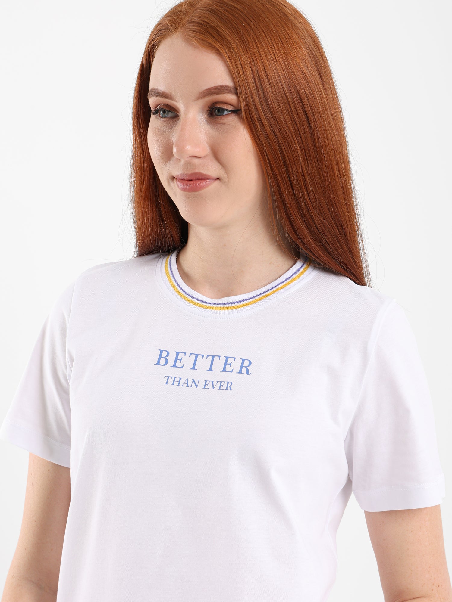 تيشيرت مطبوع بياقة مخططة